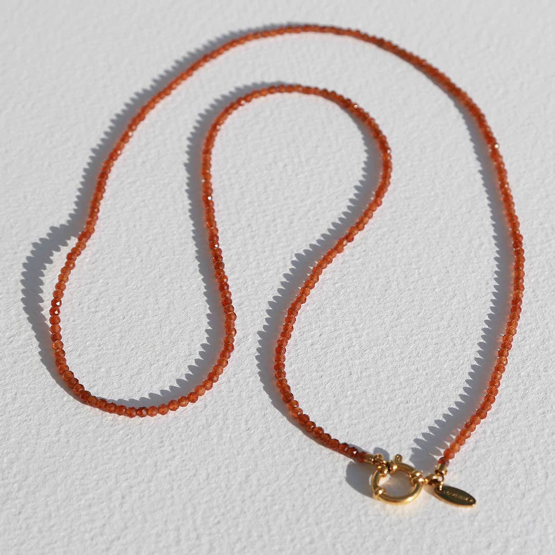 Lange ketting met geslepen oranje granaat